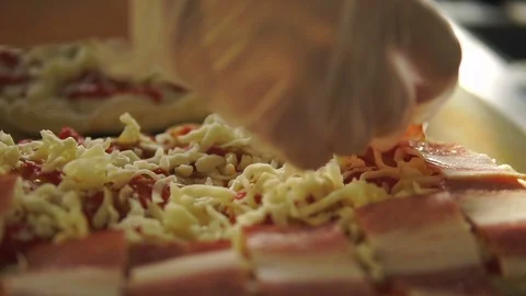 Cooking pizza. Vídeo Stock 113218229