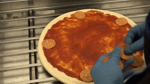 Cooking pizza Video stock 126911425