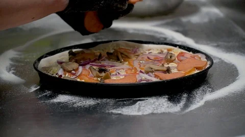 Cooking pizza in the frame close-up hands and pizza 库存影片 127057434