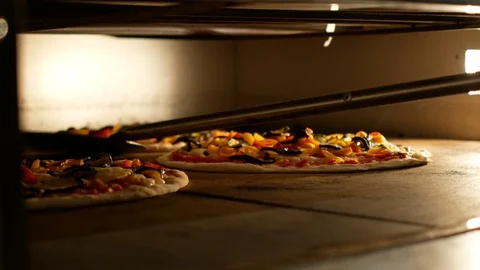 Cooking pizza in the oven. 库存影片 99549991