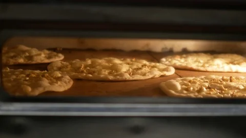Cooking pizza in the oven. 库存影片 99550028