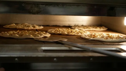 Cooking pizza in the oven. 库存影片 99550053