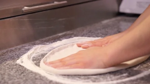 Cooking pizza in the oven 库存影片 112755378