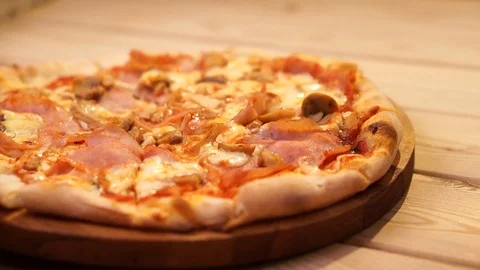 Cooking pizza in the oven 库存影片 112755545
