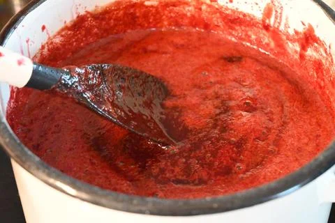 Cooking plum jam in a pot Stockfoto's
