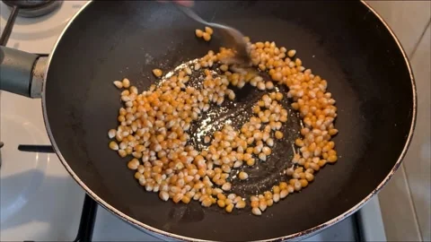 Cooking Popcorn In A Pan Видео 157443525
