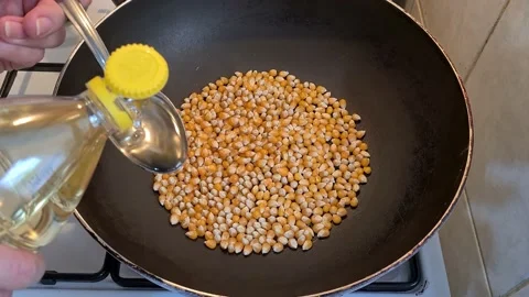 Cooking Popcorn In A Pan Видео 157443534