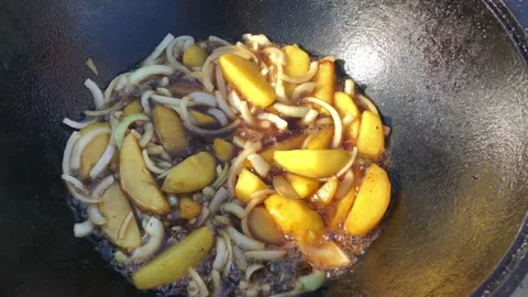 Cooking potatoes in a cauldron at a campfire. Stock-Footage 155249679