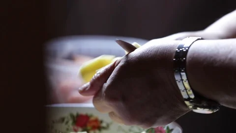 Cooking potatoes 스톡 동영상 124291110