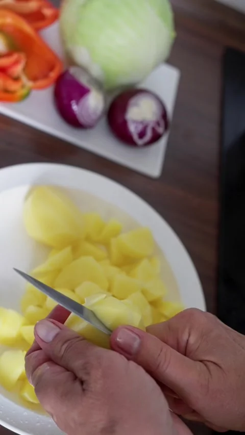 Cooking prep scene, home cook peeling potatoes for family meal, closeup of hands Stock-Footage 319442229