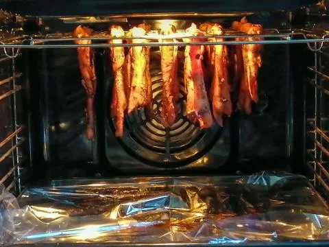 Cooking process of grilled chicken chips Foto stock