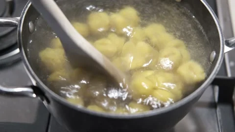 Cooking pumpkin gnocchi in a boiling pot Vídeos de archivo 146874561