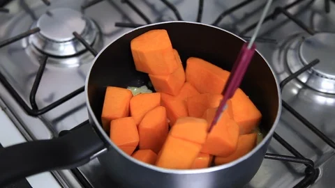 Cooking pumpkin in a pan Stockbeeldmateriaal 122581322