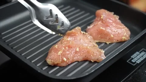 Cooking raw chicken meet fried on grill pan with garlic chicke Video stock 286073292