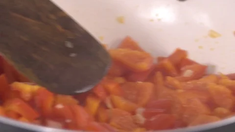 Cooking Red Bell Pepper in a pan 動画素材 79107028