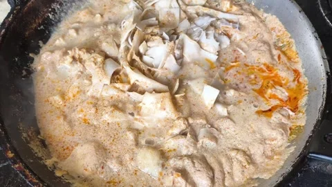 Cooking red corry with chicken and bamboo shoot Vidéo 341667513