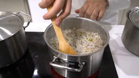 Cooking Rice in the Kitchen 動画素材 142596587