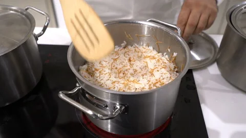 Cooking Rice in the Kitchen 動画素材 142596724