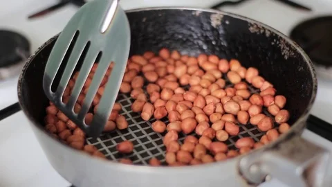 Cooking roasted peanuts in a pan Vídeo Stock 71983246