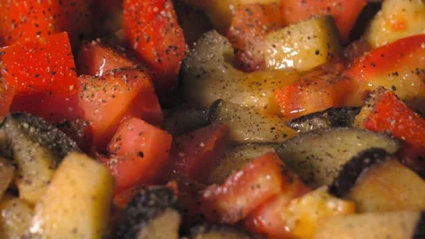 Cooking roasted vegetables. Chef Adds Seasoning to Steaming Hot Skillet. 库存影片 250775512