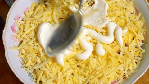 Cooking salad with cheese 動画素材 72792052