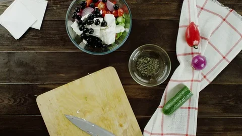 Cooking salad with the flavoring Vidéo 69178687