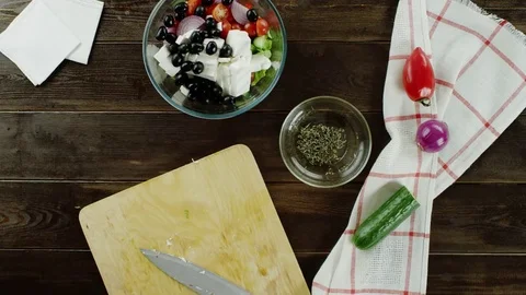 Cooking salad with the flavoring Vidéo 69179748