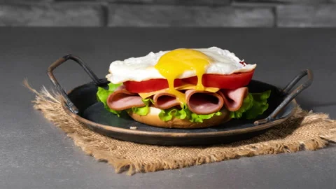 Cooking sandwich with fried egg, ham, cheese and tomato. Stop motion Stock Footage 243299950