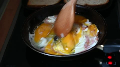Cooking scrambled eggs with bacon 動画素材 157479951