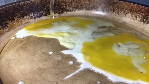 Cooking scrambled eggs Video stock 119275745