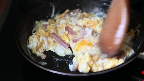 Cooking scrambled eggs 動画素材 157479878