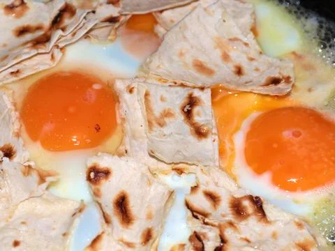 Cooking scrambled eggs 库存照片