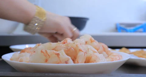 Cooking shrimp in a frying pan Video stock 145956053