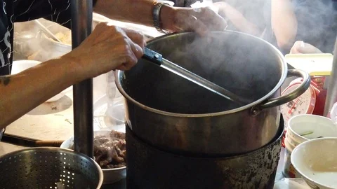 Cooking soup in a pot Video stock 106708324