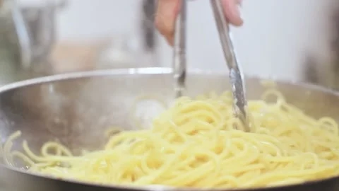 Cooking spaghetti aglio e olio in a frying pan. Stock Footage 152529520