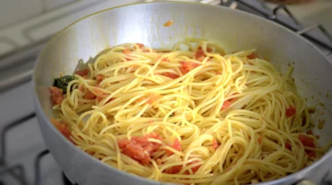 Cooking spaghetti Stock Footage 32423785
