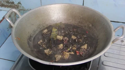 Cooking squid ink soup by boiling it in a pan 库存影片 239000055