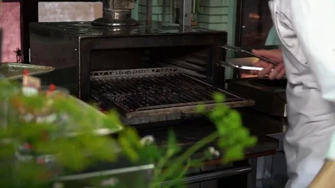 Cooking steaks, barbecue Vidéo 82284788