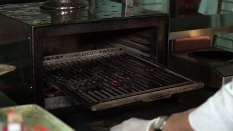 Cooking steaks, barbecue 库存影片 82285663