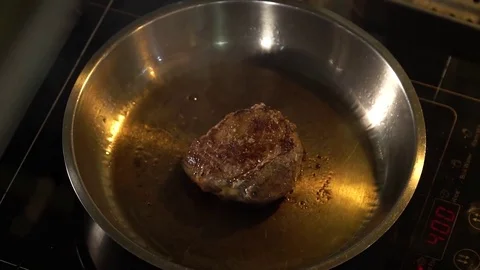 Cooking steaks, barbecue Stockbeeldmateriaal 82286510