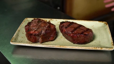 Cooking steaks, barbecue 库存影片 83179386