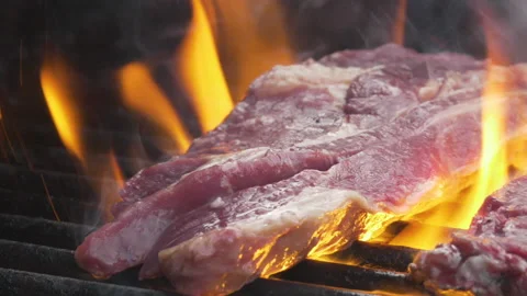 Cooking steaks over a fire Видео 157540379