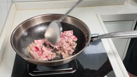 Cooking Stir Fried Meat With Vegetables In Wok On Kitchen Stove Vídeos de archivo 343294200