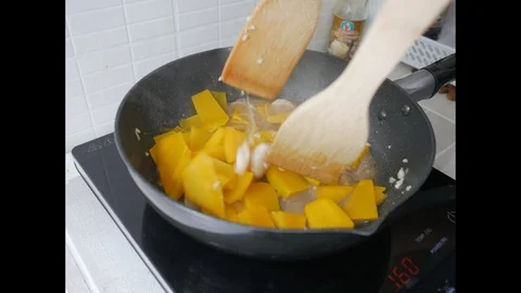 Cooking stir fried pumpkin, garlic, fish sauce, oyster sauce and shrimp Video stock 89174671