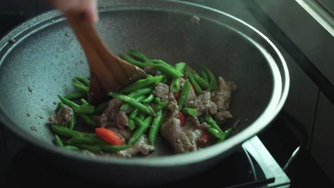 Cooking stir fried string bean vegetables Video stock 97094907