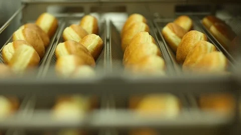 Cooking sweet donuts Video stock 105081613