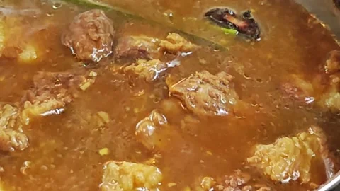 Cooking Thai-Chinese five-spice pork belly stew with a metal ladle. Vidéo 344561556