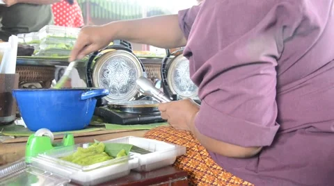 Cooking Thai Snack Soft Thai rice flour pancake roll or "Thong Muan Sod" Video stock 44793935