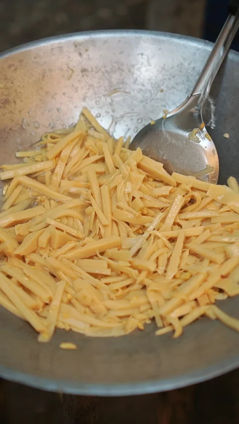 Cooking Thai stir-fried bamboo shoots with fresh eggs. Stock-Footage 336728049