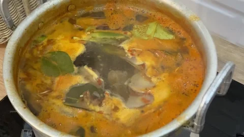 Cooking tom yum using a pot. 4k Vídeos de archivo 247011788